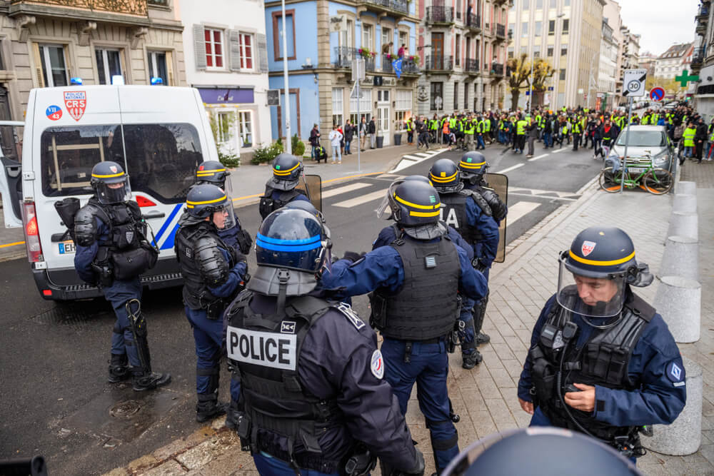 Crowdfunding Pits French Police vs. Yellow Vest Protesters