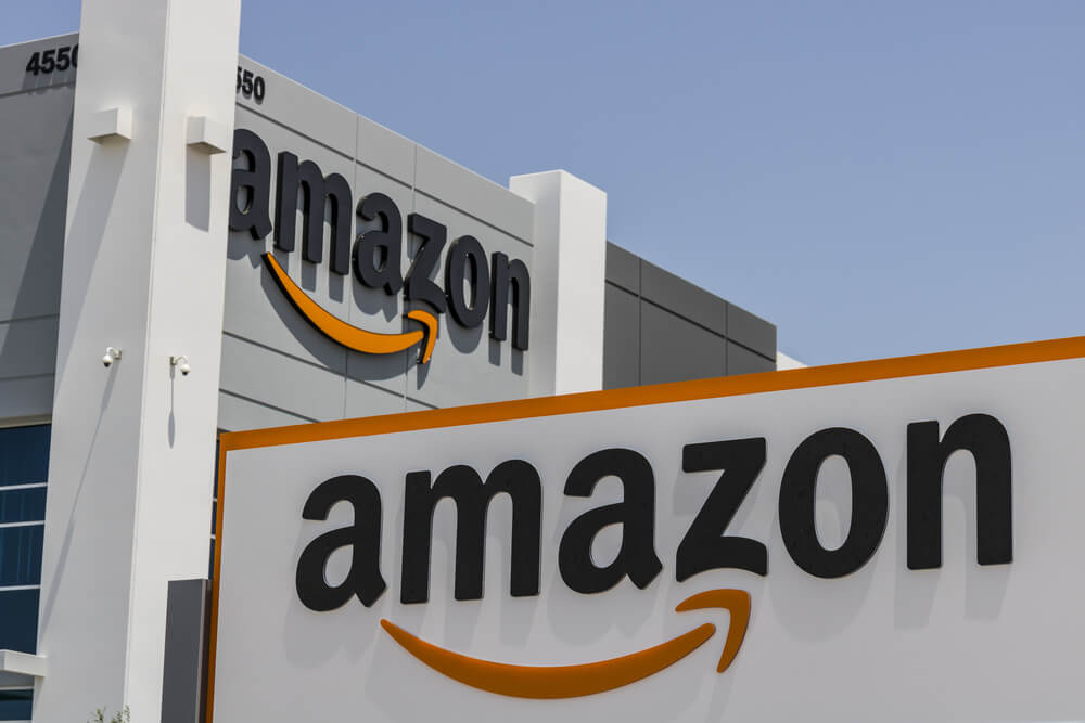 Warren Buffett Bucks Tech-Wary Trend, Invests in Red-Hot Amazon