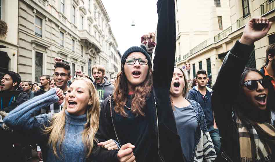 Italian Stocks and Bonds Roiled by Populist Program