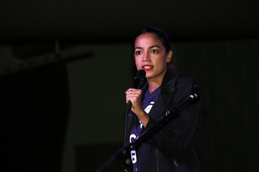 AOC: Warren Buffett’s Idea to Go After CEOs of Failed Banks Not ‘Crazy’